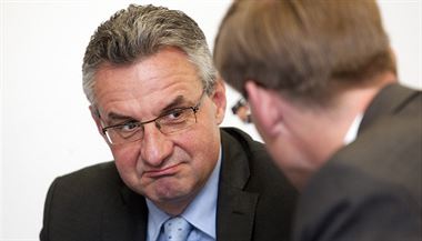 Lídr ODS do eurovoleb Jan Zahradil při čekání na volební výsledky.