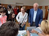 Bývalý prezident Václav Klaus v doprovodu snachy Veroniky a vnouat odevzdal...