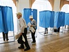 Na Ukrajin zaaly mimoádné prezidentské volby, které mají rozhodnout o...