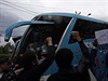 Autobus brazislkých fotbalist ped tréninkovým centrem brzdily davy...