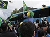 Protestující obklopily autobus, který peváel fotbalisty.