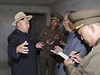 Severokorejsk vdce Kim ong-il v doprovodu dstojnk.