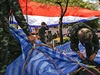 Thajtí vojáci rozebírají tábor protivládních demonstrant (Bangkok).