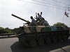 Prorutí ozbrojenci na tanku poblí ukrajinského msta Donck