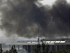 Nad bombardovaným mezinárodním letitm v Doncku stoupá erný dým