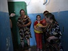 Rodina ve východoukrajinském Doncku se snaí ukrýt ped nálety ukrajinského...