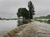 Voda z eky Bradavy v Nezvsticích uzavela silnici ve smru na ákavu.