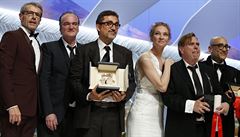 Reisér Nuri Bilge Ceylan (tetí zleva) se Zlatou palmou, kterou získal za film...