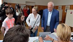 Bývalý prezident Václav Klaus v doprovodu snachy Veroniky a vnoučat odevzdal...