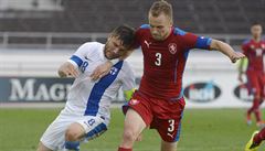 Përparim Hetemaj (vlevo) v dresu Finska a Michal Kadlec.