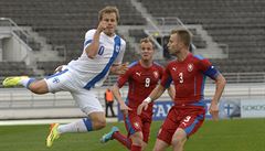 Teemu Pukki v dresu Finska, jeho se snaí ubránit David Limberský a Michal...