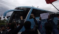 Autobus brazislkých fotbalist� p�ed tréninkovým centrem brzdily davy...