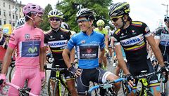 Na startu. Vlevo je Nairo Quintana.