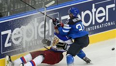 Jevgenij Malkin z Ruska a Juuso Hietanen z Finska.