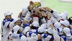Rutí hokejisté zdvihají nad hlavu pohár pro mistry svta v ledním hokeji.