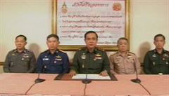 Vedení thajské armády oznamuje v televizním vysílání, e se chápe moci v zemi....