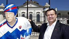 Dárius Rusnák pózuje s figurínou hokejisty ped Prezidentským palácem v...
