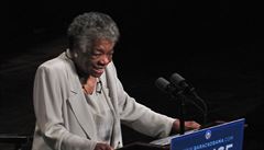 Zemřela americká spisovatelka Maya Angelouová. Psala i pro Clintona