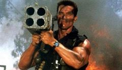 Arnold Schwarzeneger jako neohrožený zachránce světa v kultovním filmu Komando...