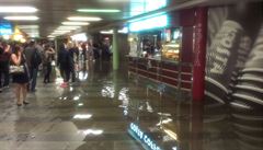 Voda ve vestibulu metra na Václavském námstí.