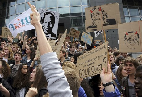 Francouztí studenti protestující proti Národní frotn Marine Le Penové.