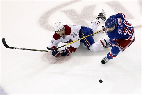 Brendan Gallagher  (11) a Martin St. Louis bojují o puk.