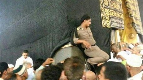 Saúdskoarabský policista znesvcující Kaabu v Mecce.