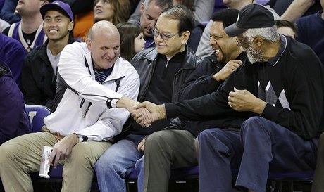 Fanoušek basketbalu a bývalý šéf Microsoftu Steve Ballmer (vlevo) si potřásá...