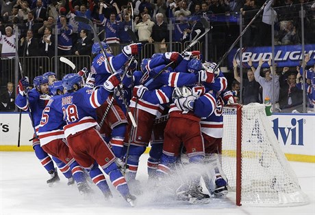 Hokejisté New Yorku Rangers slaví postup do finále Stanley Cupu.