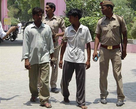 Indická policie ukázala dva mue, kteí jsou podezelí ze znásilnní a...