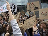 Francouztí studenti protestující proti Národní frotn Marine Le Penové.