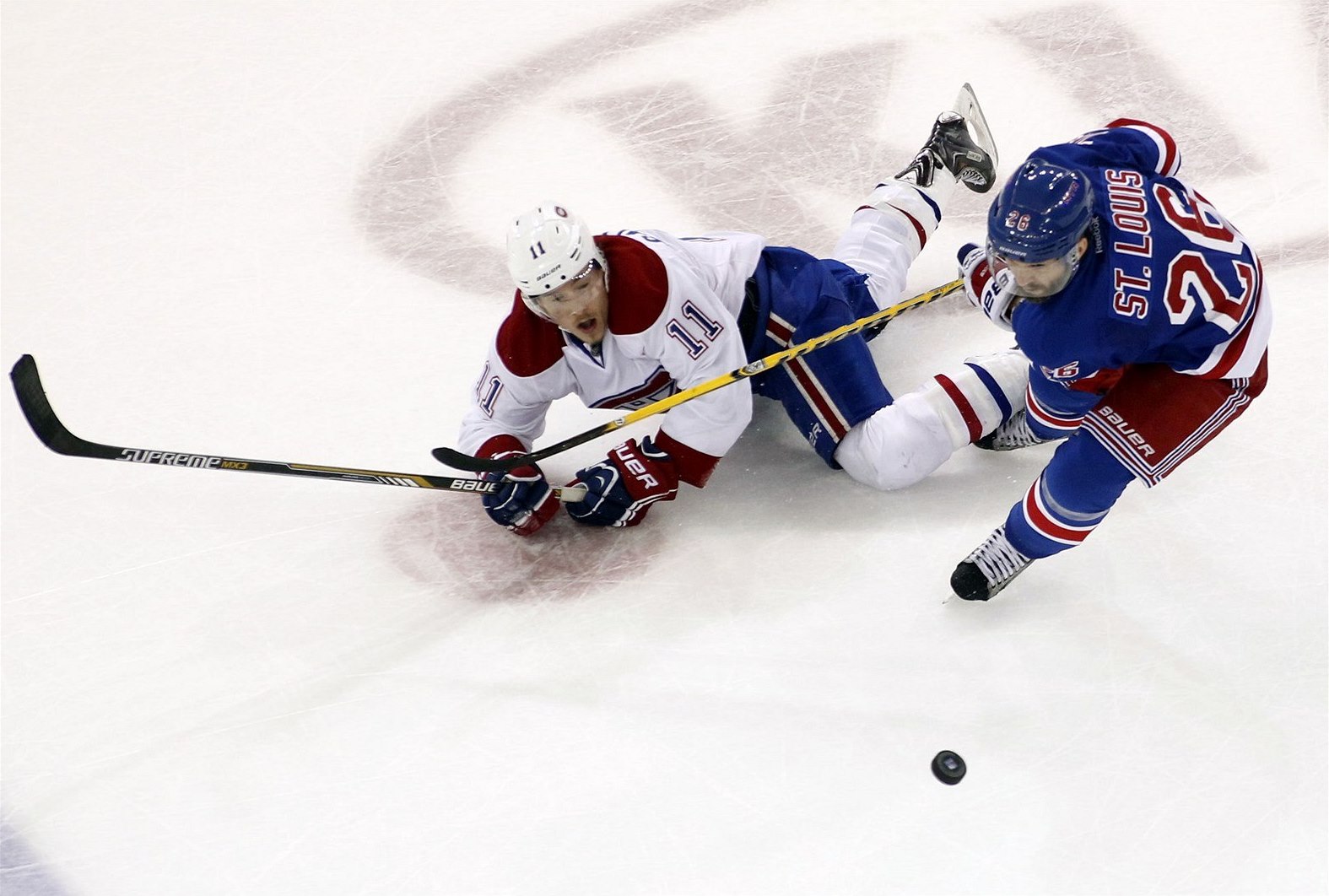 Brendan Gallagher  (11) a Martin St. Louis bojují o puk.
