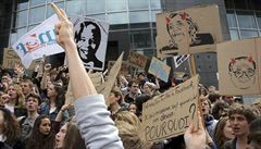 Francouztí studenti protestující proti Národní frotn Marine Le Penové.