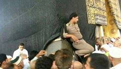 Saúdskoarabský policista znesvětil Kaabu v Mekce. Dotýkal se jí botou