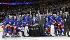 New York Rangers s pohárem pro vítze Východní konference.