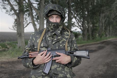 Ukrajinský voják poblí msta Slavjansk na východ Ukrajiny.