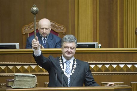 Ukrajinský prezident Petro Poroenko skládá prezidentský slib.