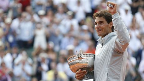 Rafael Nadal s trofejí pro vítze French Open.