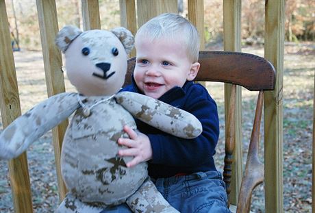 Lisa Freeman ztratila ve válce v Afghánistánu syna. Nyní ije medvídky pro...