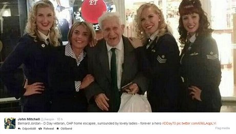 Bernard Jordan se fotí s dívkami v historických uniformách.