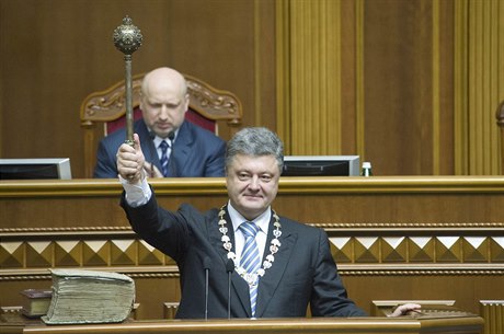 Ukrajinský prezident Petro Poroenko skládá prezidentský slib.