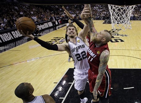 Tiago Splitter ze San Antonia Spurs (vlevo) stílí pes Chrise Andersena z ...