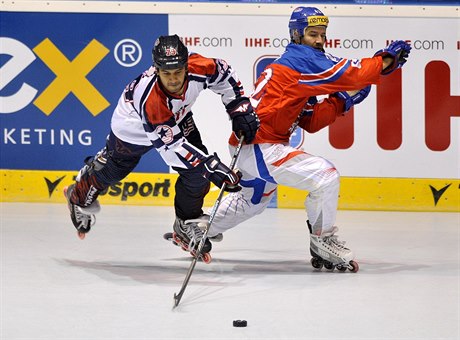 eský inline hokejista Patrik ebek (vpravo).
