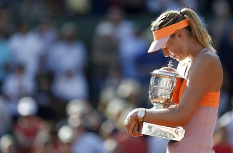 Maria arapovová s trofejí pro vítzku French Open.