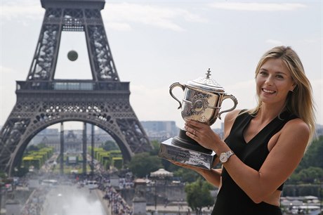 Maria Šarapovová ovládla tenisovou Paříž. Jejímu šarmu ve stínu Eiffelovy věže...