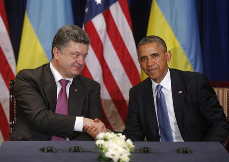 Ukrajinský prezident Petro Poroenko (vlevo) jednal ve Varav se svým...