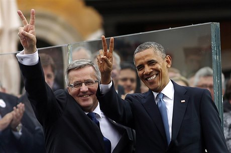 Americký prezident Barack Obama se svým polským protjkem Bronislawem...