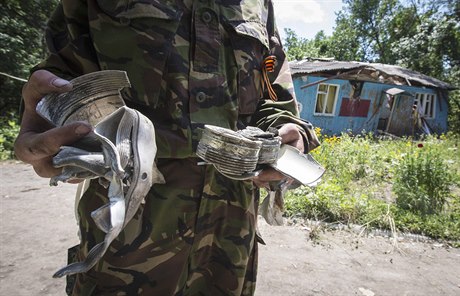 Válka na východ Ukrajiny: separatista s ruskou svatojiskou stukou na...