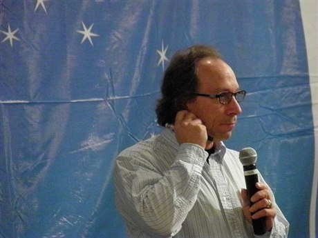 Lawrence Krauss hovoí na ateistické konferenci v Iow v roce 2011.