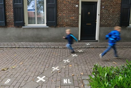 Domy v Baarle jsou odlieny ísly v národních barvách. V tomto pípad má dm...